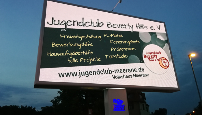 Jugendclub wirbt auf Cityscreen