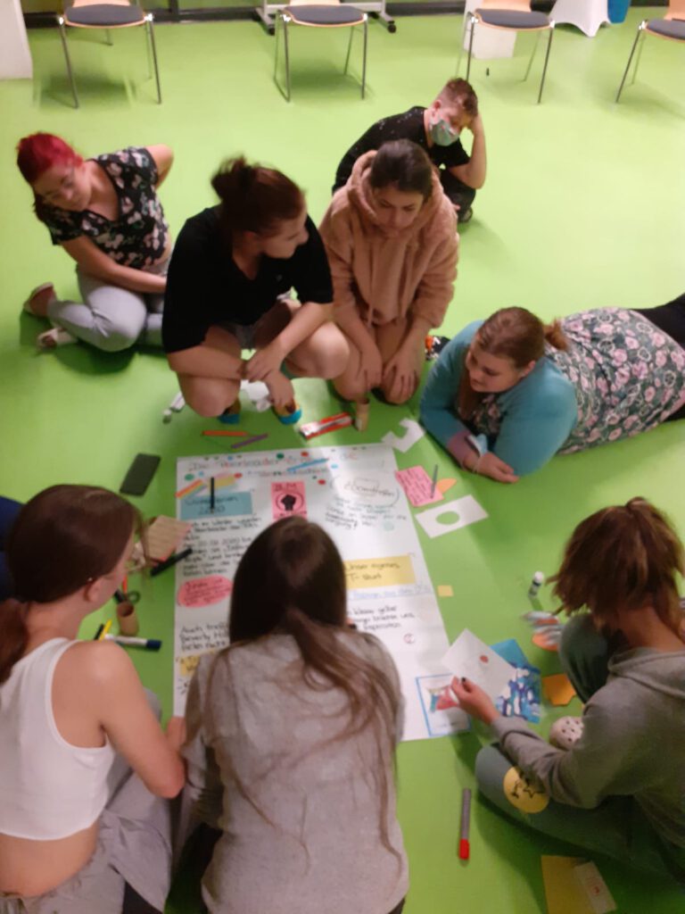 Peerleadergruppe-768x1024 in Schulsozialarbeit: PEERLEADERS leben Beteiligung